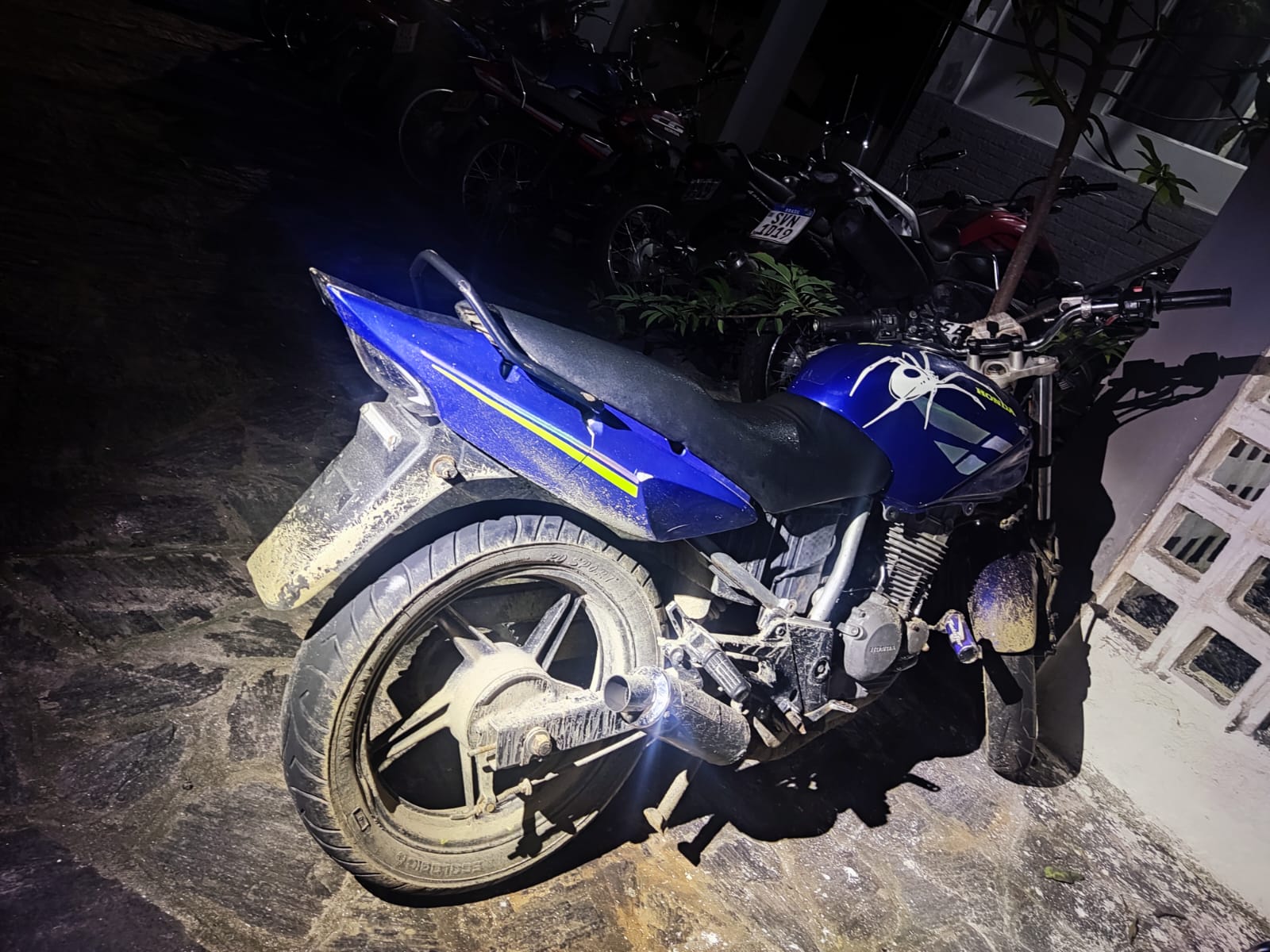 Polícia Militar apreende motocicleta e conduz suspeito por direção perigosa em Pocinhos